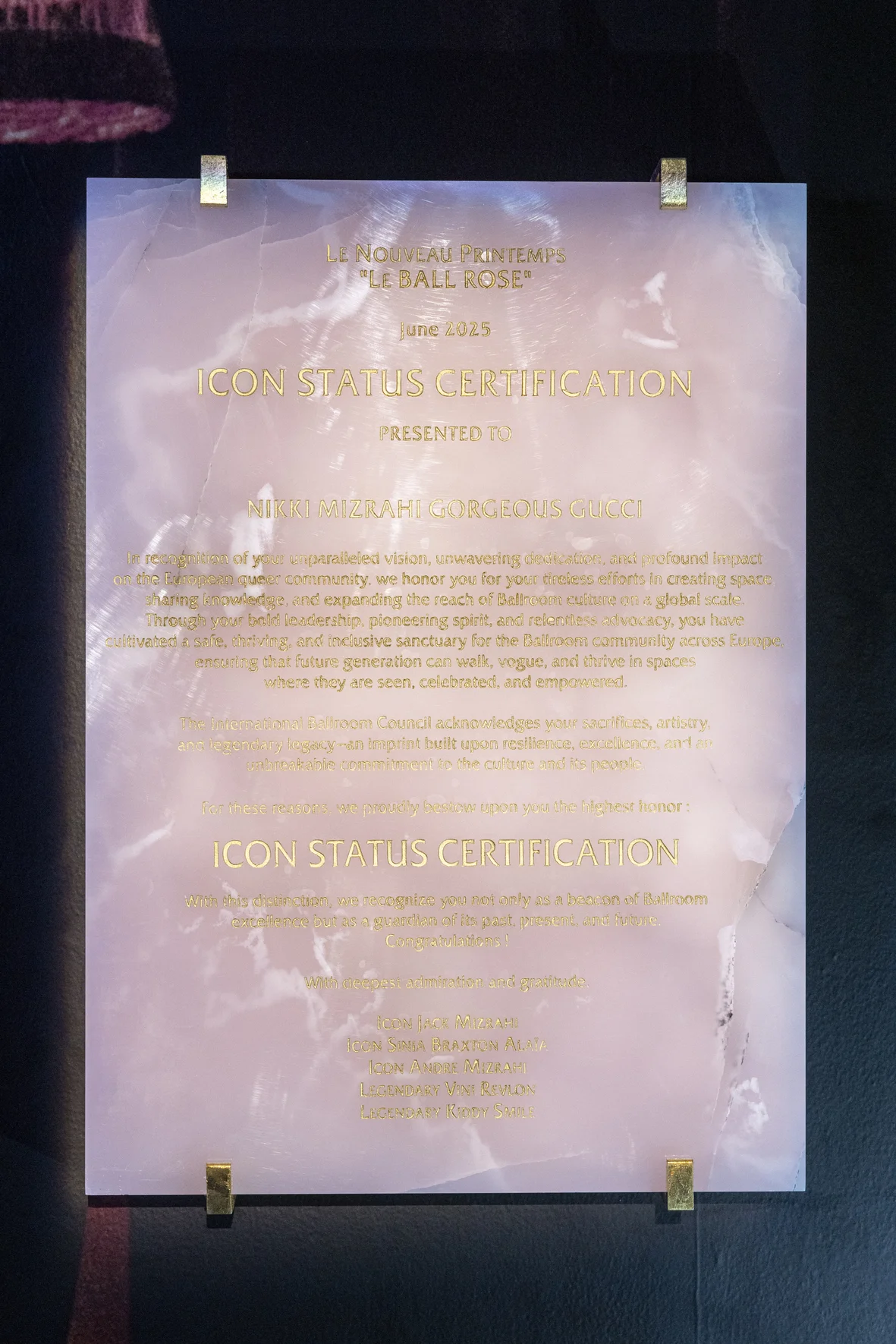 Icon certification — Plaque gravée en onyx rose